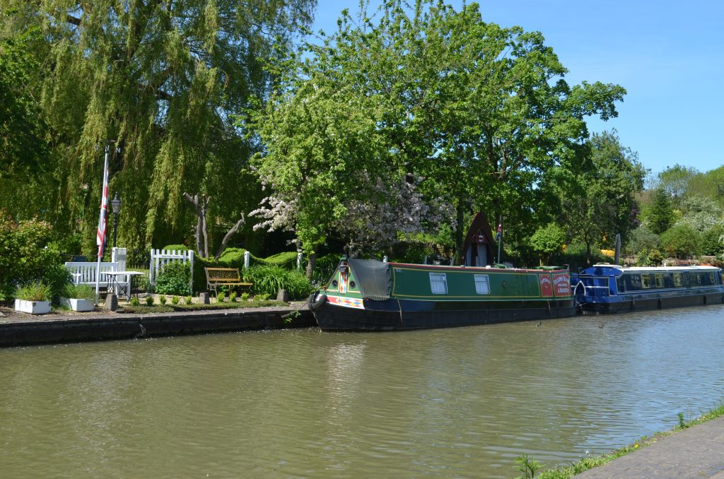 The nearby Grand Union Canal offers wonderful evening strolls